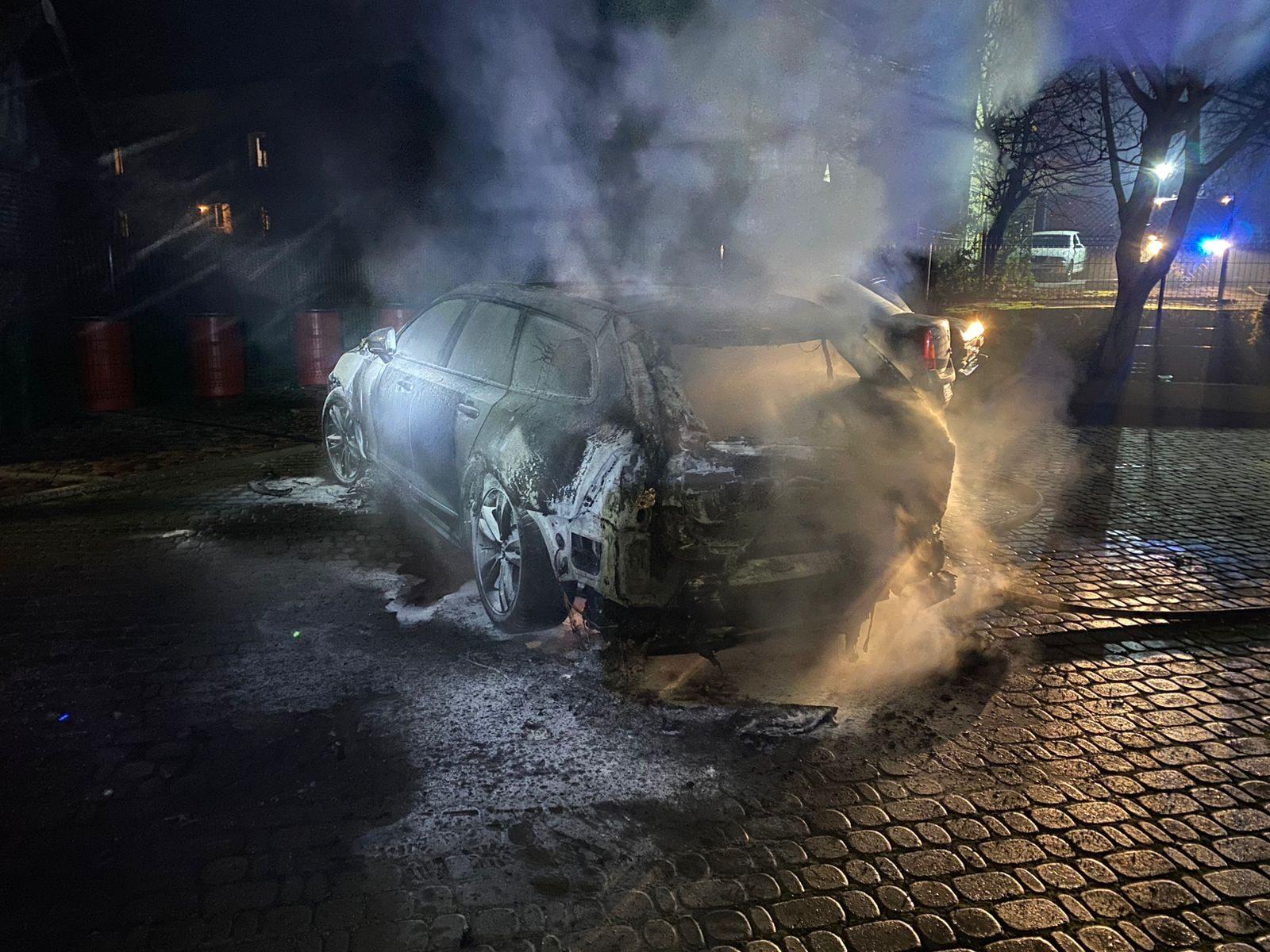 Вогнеборці врятували легковий автомобіль, який загорівся у Рівному