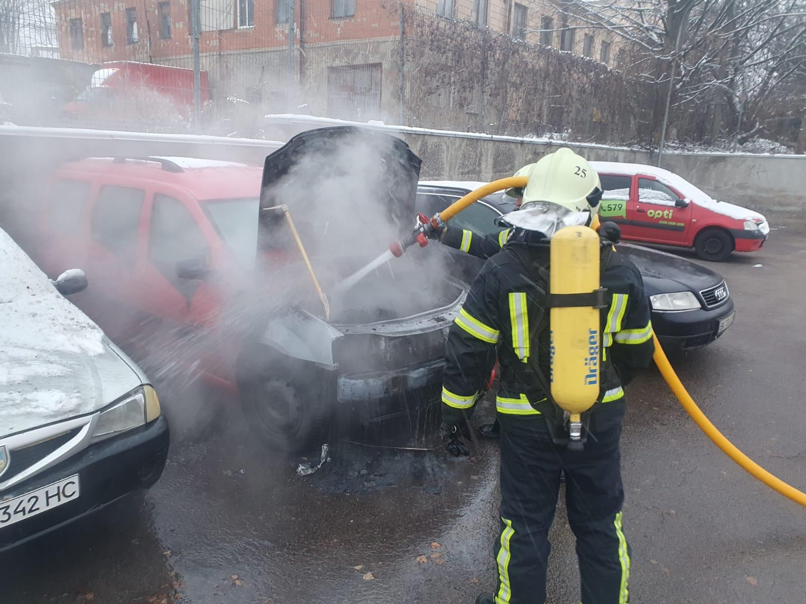 У Рівному вогнеборці загасили пожежу в легковику 