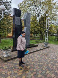 Будемо жити Ольга Кратюк біля квасилівського памятника