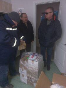 Будемо жити Сергій Зінич і Микола Гайбонюк передають штабу тероборони медикаменти з Дубая
