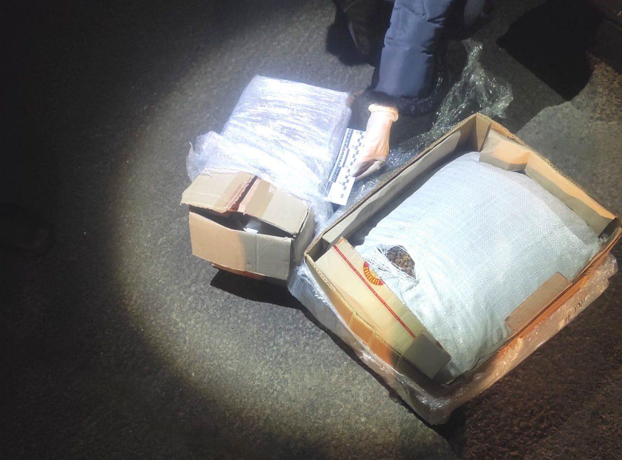Майже 40 кілограмів бурштину вилучили поліцейські у легковому автомобілі на Рівненщині