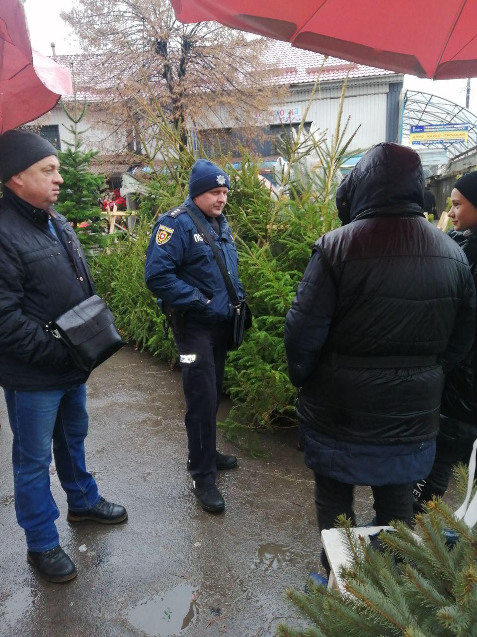 Поліцейські Рівненщини перевіряють «ялинкові базари»