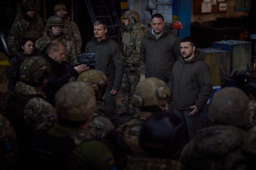 Президент побував у Бахмуті та нагородив військових (фото)