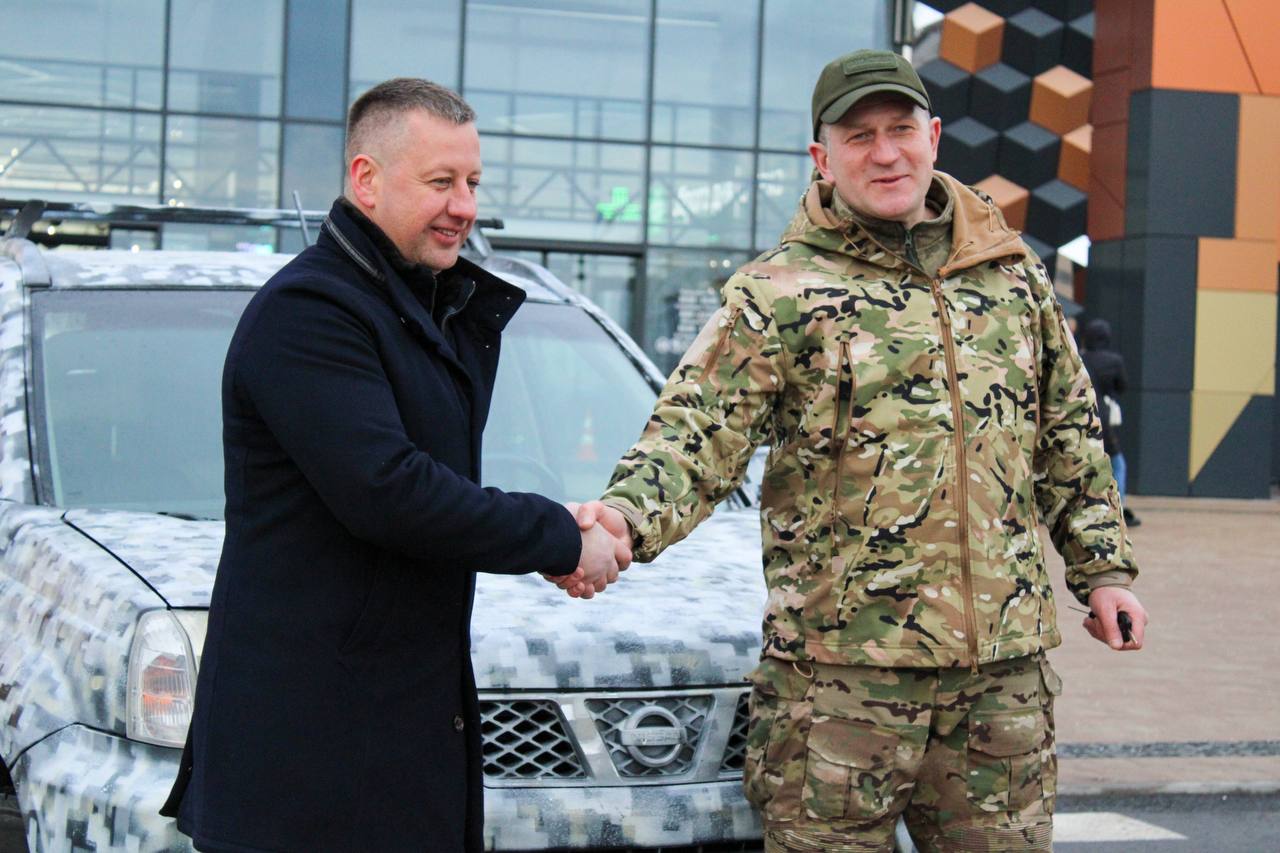 Рівненські волонтери передали чергове авто для ЗСУ