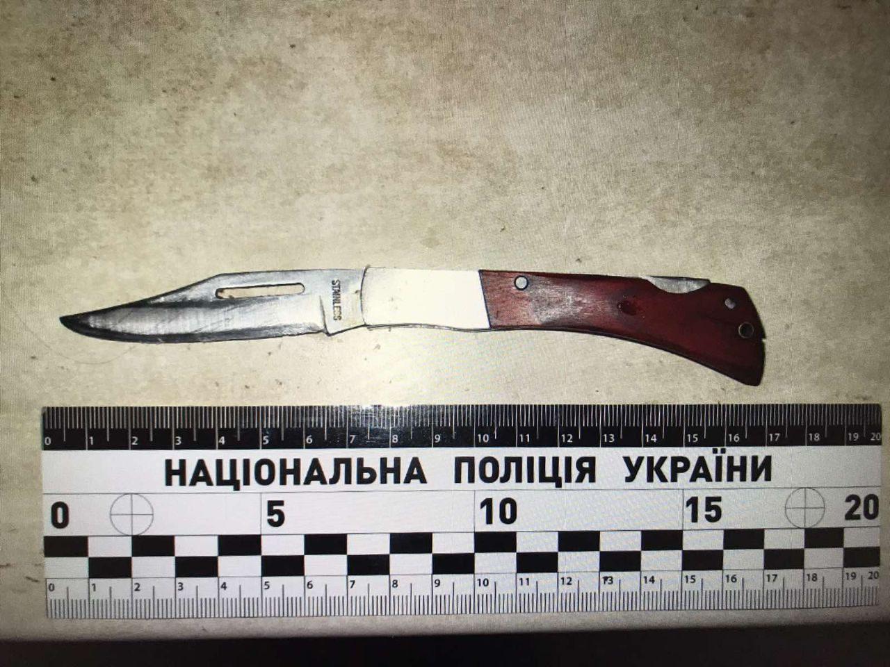 Сварка між співмешканцями на Рівненщині закінчилась ножовим пораненням