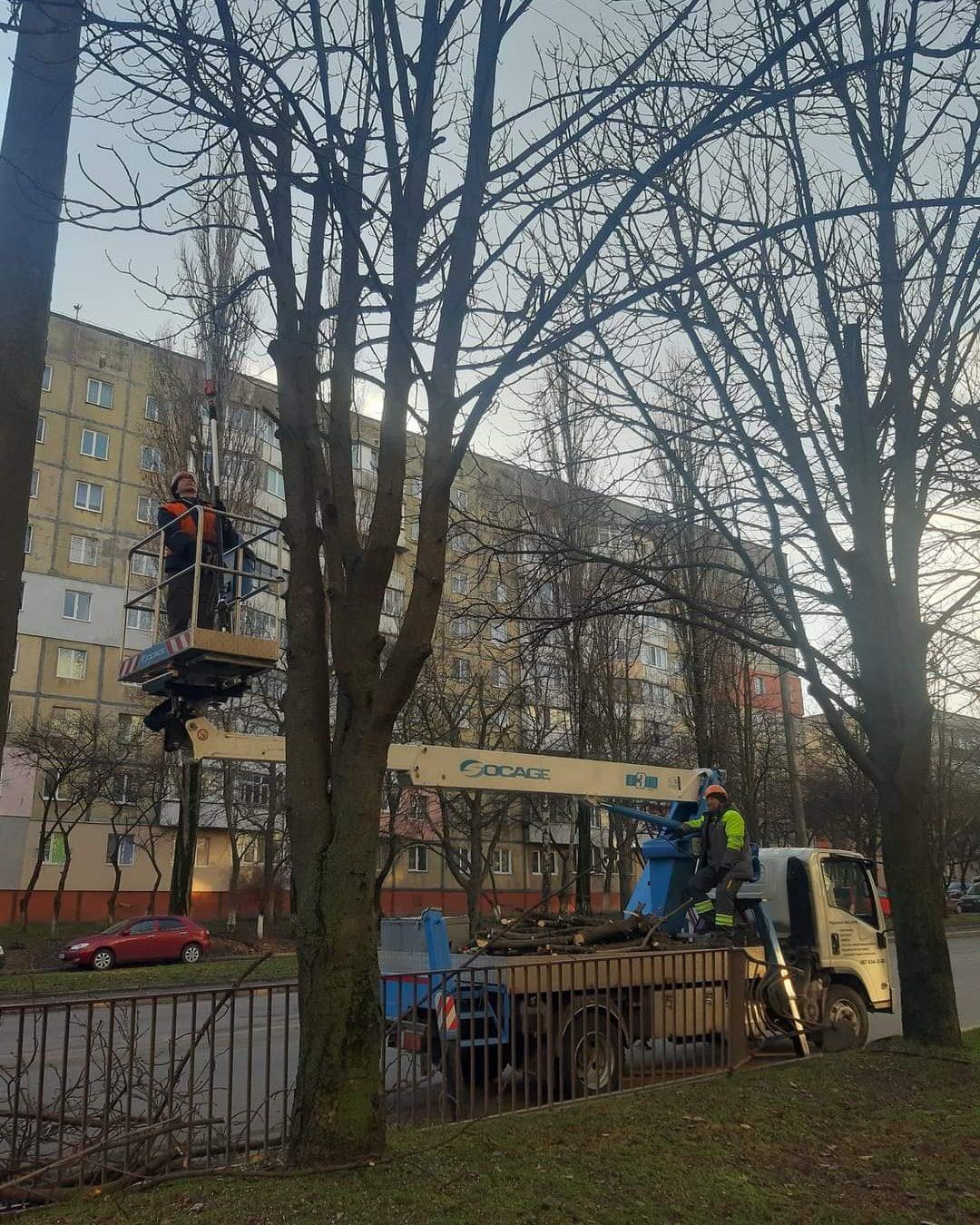 У Рівному бригади КП «Міськсвітло» ремонтують та оновлюють мережі