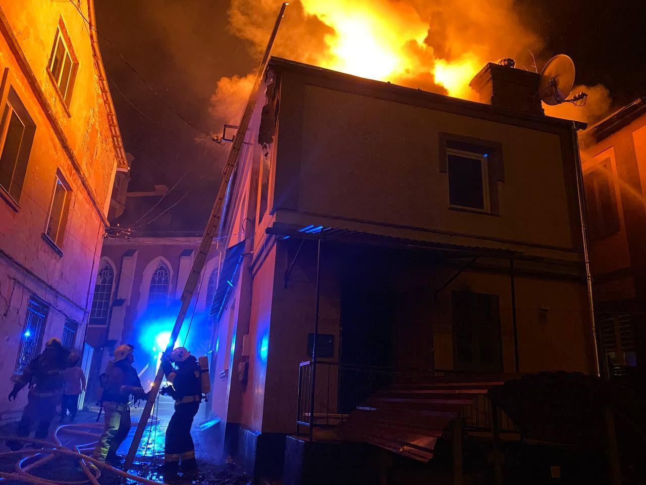 У Рівному ледве не згорів двоповерховий житловий будинок біля органного залу (фото)