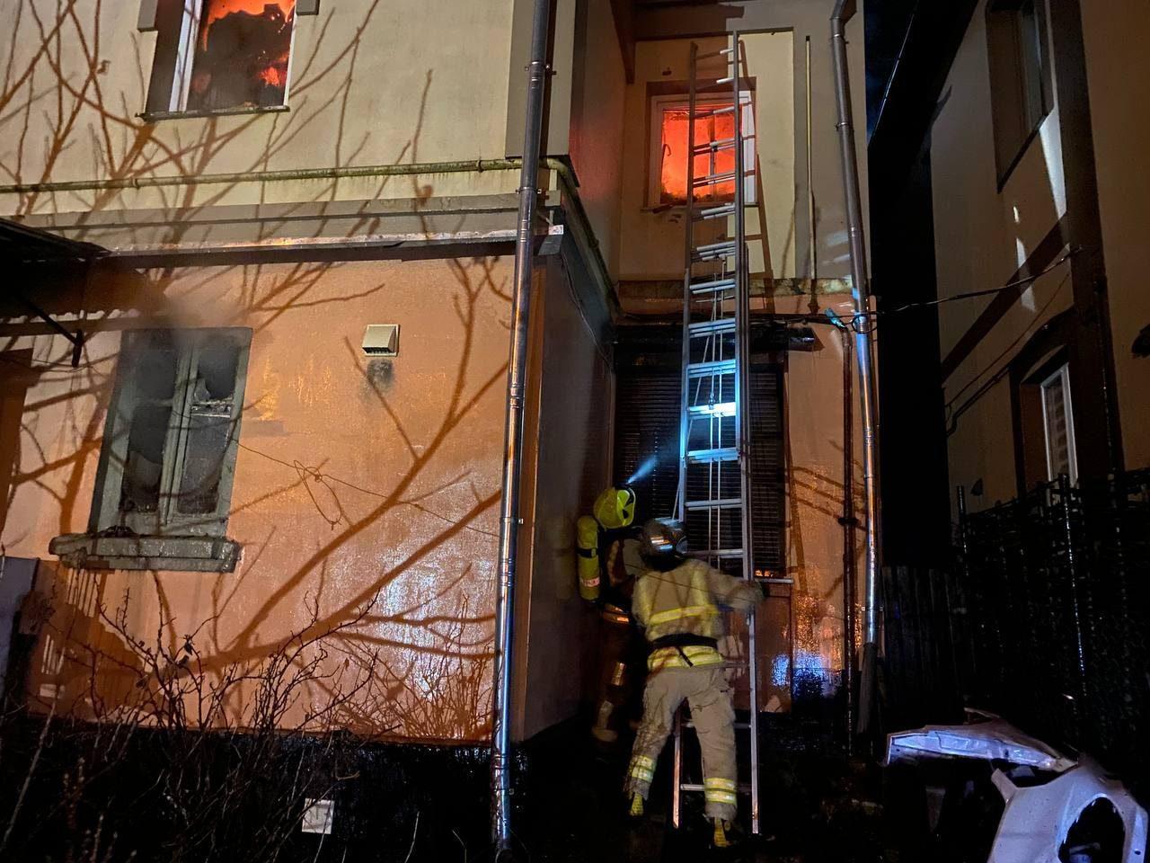 У Рівному ледве не згорів двоповерховий житловий будинок біля органного залу (фото)
