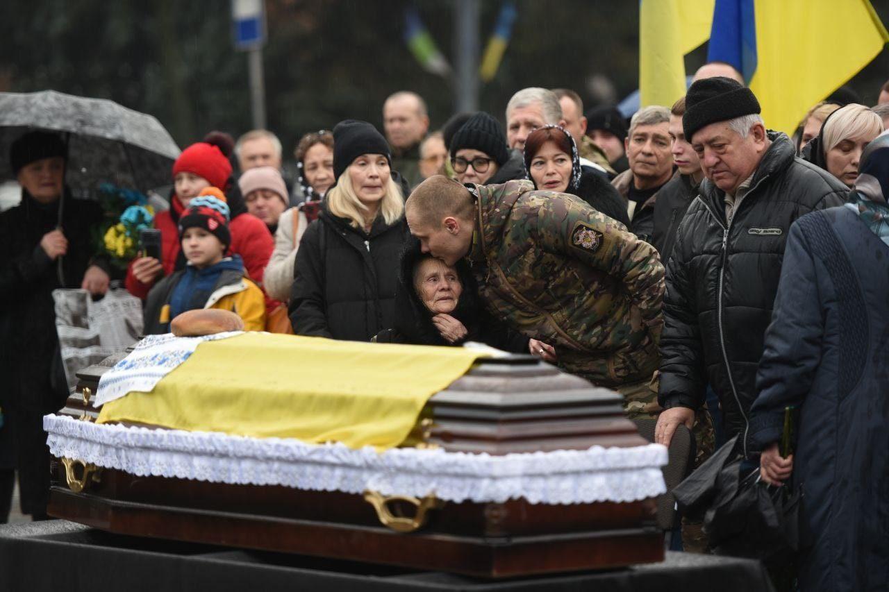 У Рівному попрощалися з Андрієм Ярошиком, який загинув рятуючи своїх побратимів