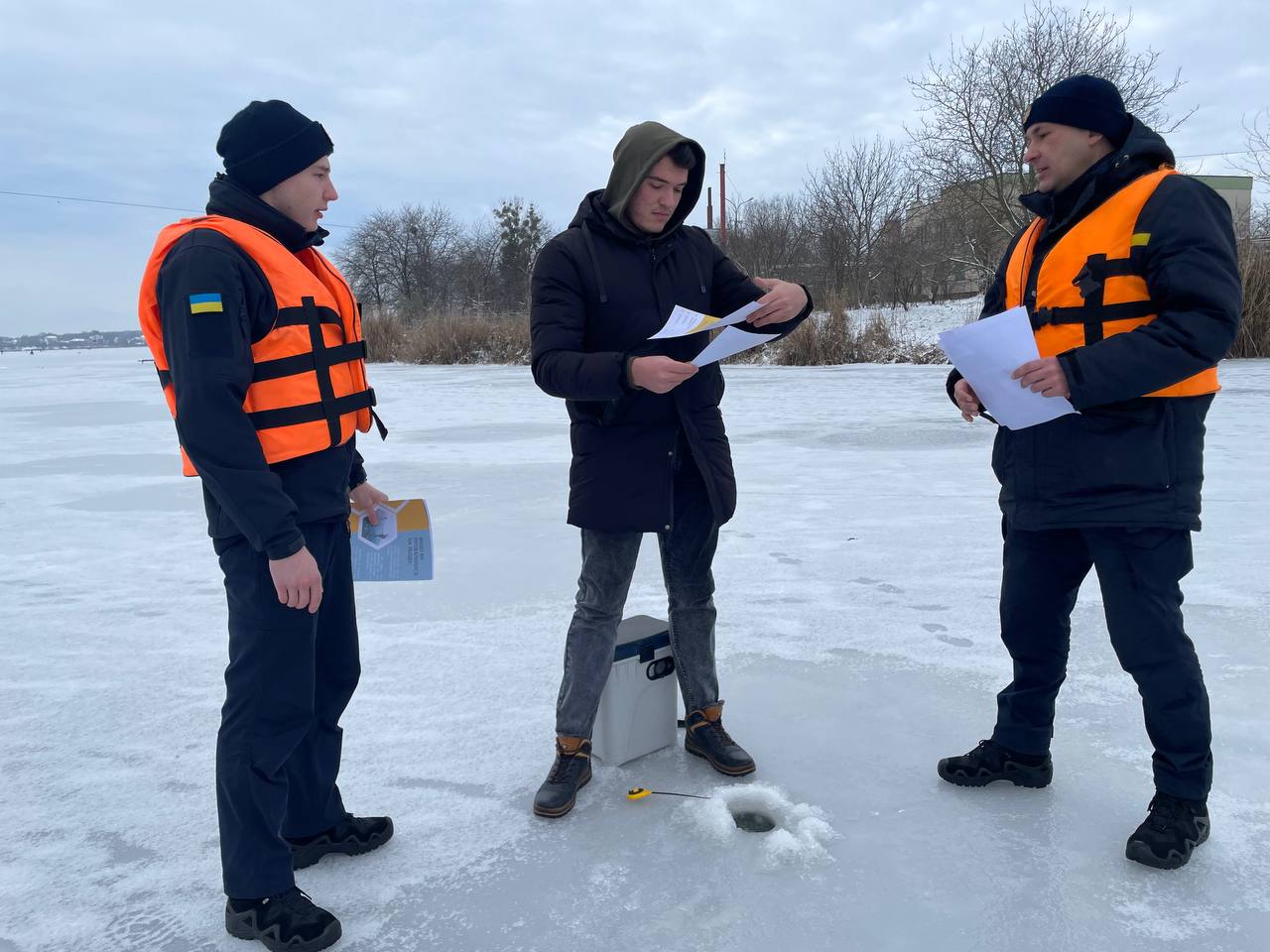 У Рівному рятувальники попередили про небезпеку любителів зимової риболовлі