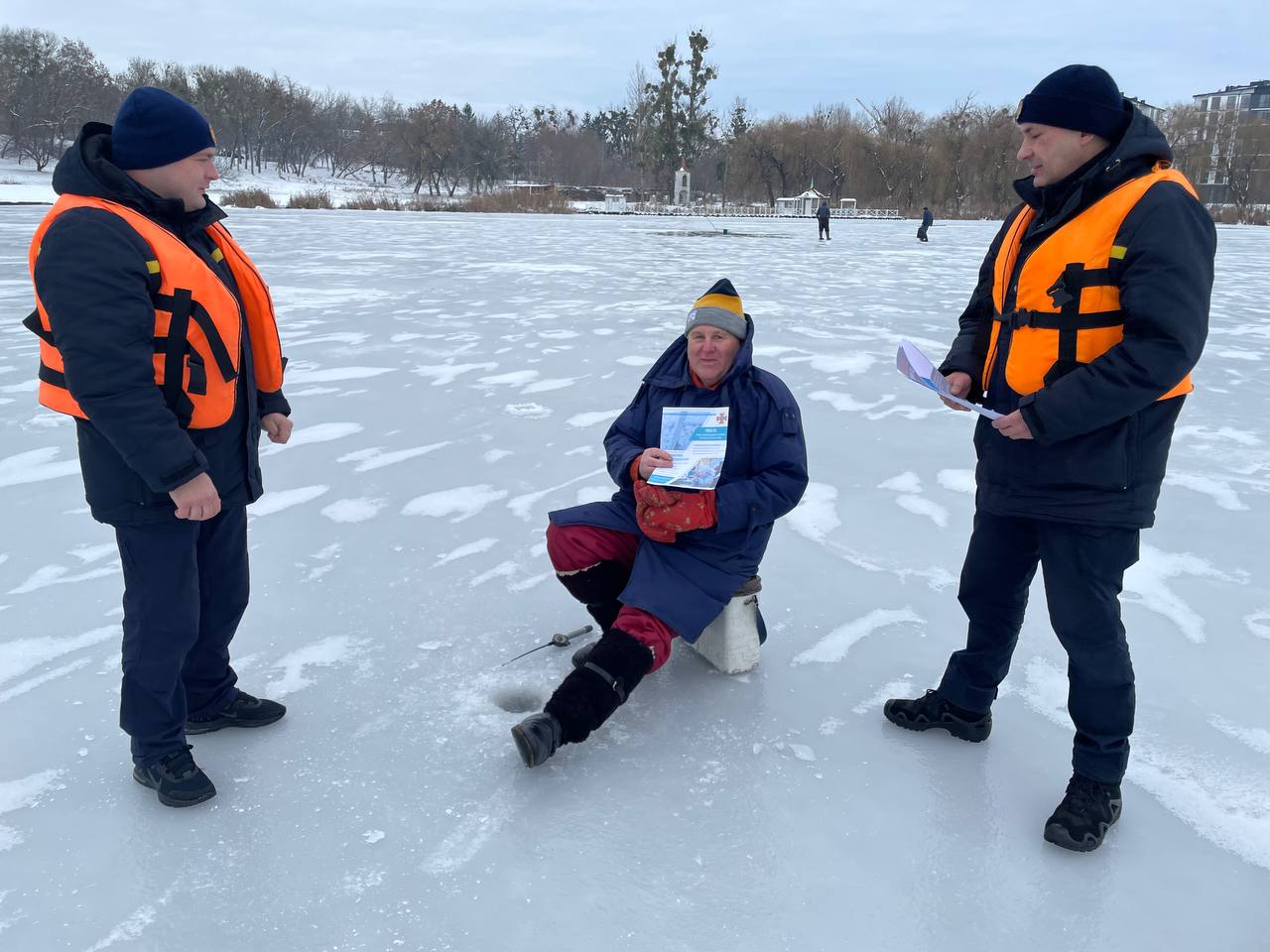 У Рівному рятувальники попередили про небезпеку любителів зимової риболовлі