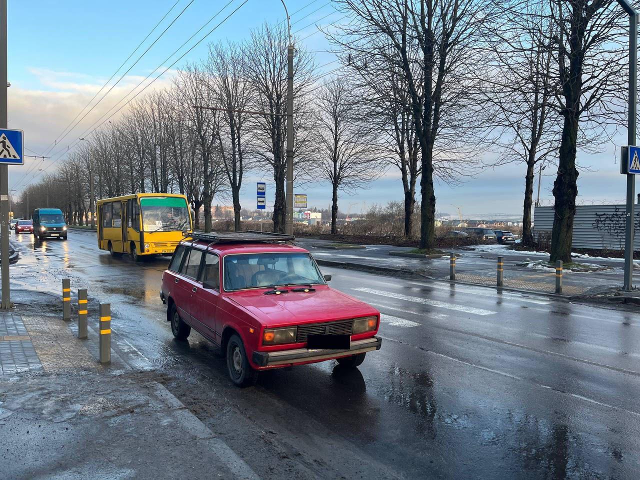 У Рівному на переході автівка збила пішоходів