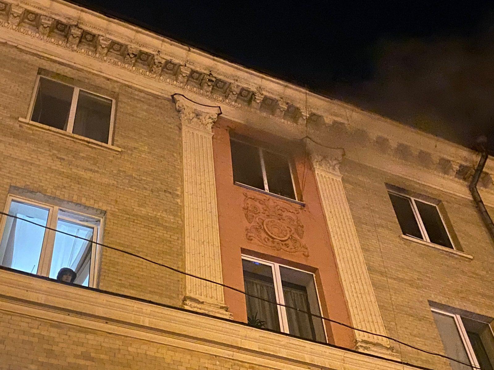 У Рівному загасили пожежу в житловому будинку в центрі міста (фото)