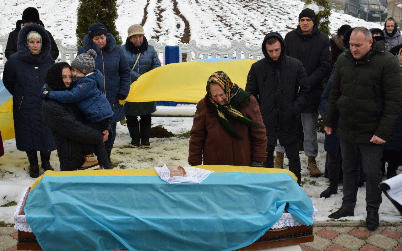 У Здолбунові навколішки зустрічали загиблого захисника