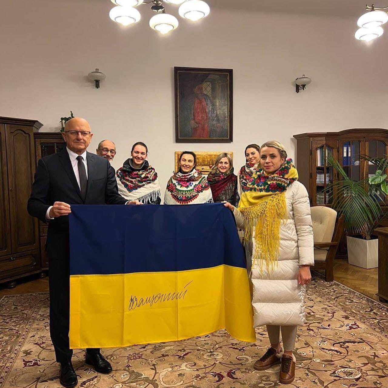 Волонтери «Рівне Разом» вручили меру Любліна нагрудний знак від Залужного