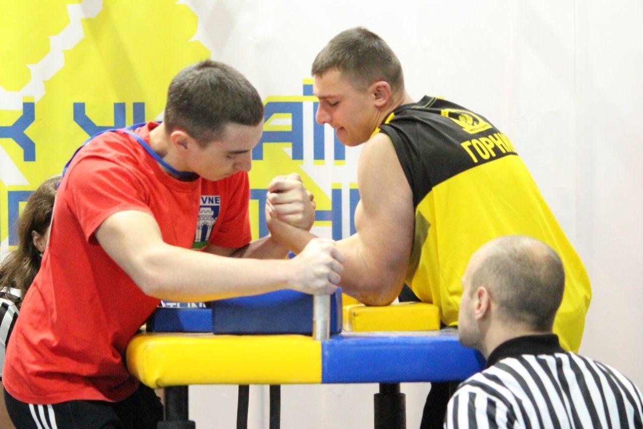 На Всеукраїнських змаганнях з армреслінгу