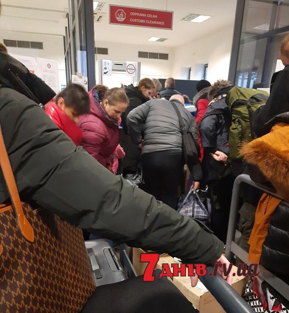 Збільшилися черги на українському кордоні: через проблеми у роботі інформаційної системи