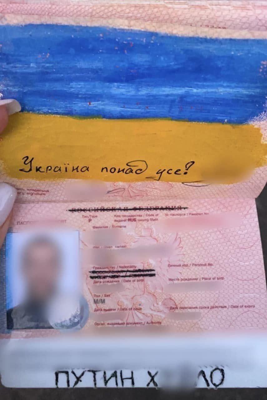 Прикордонники виявили росіянина із розмальованим паспортом та написом “Путін х..ло”