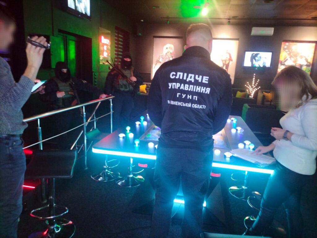 На Рівненщині поліцейські викрили підпільну діяльність двох гральних закладів1