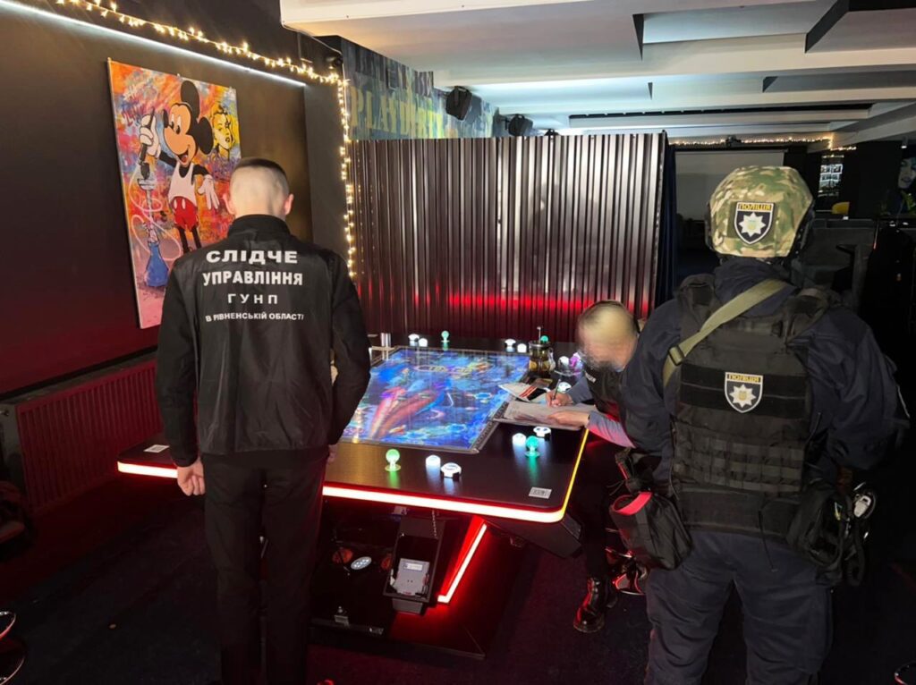 На Рівненщині поліцейські викрили підпільну діяльність двох гральних закладів2