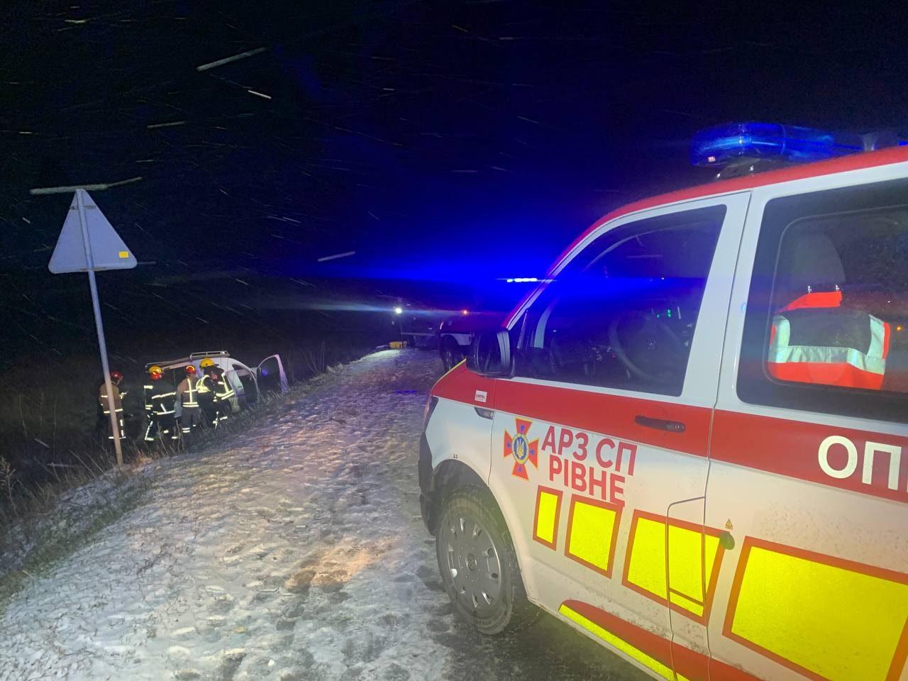 Рівненські рятувальники деблокували чоловіка з понівеченої автівки