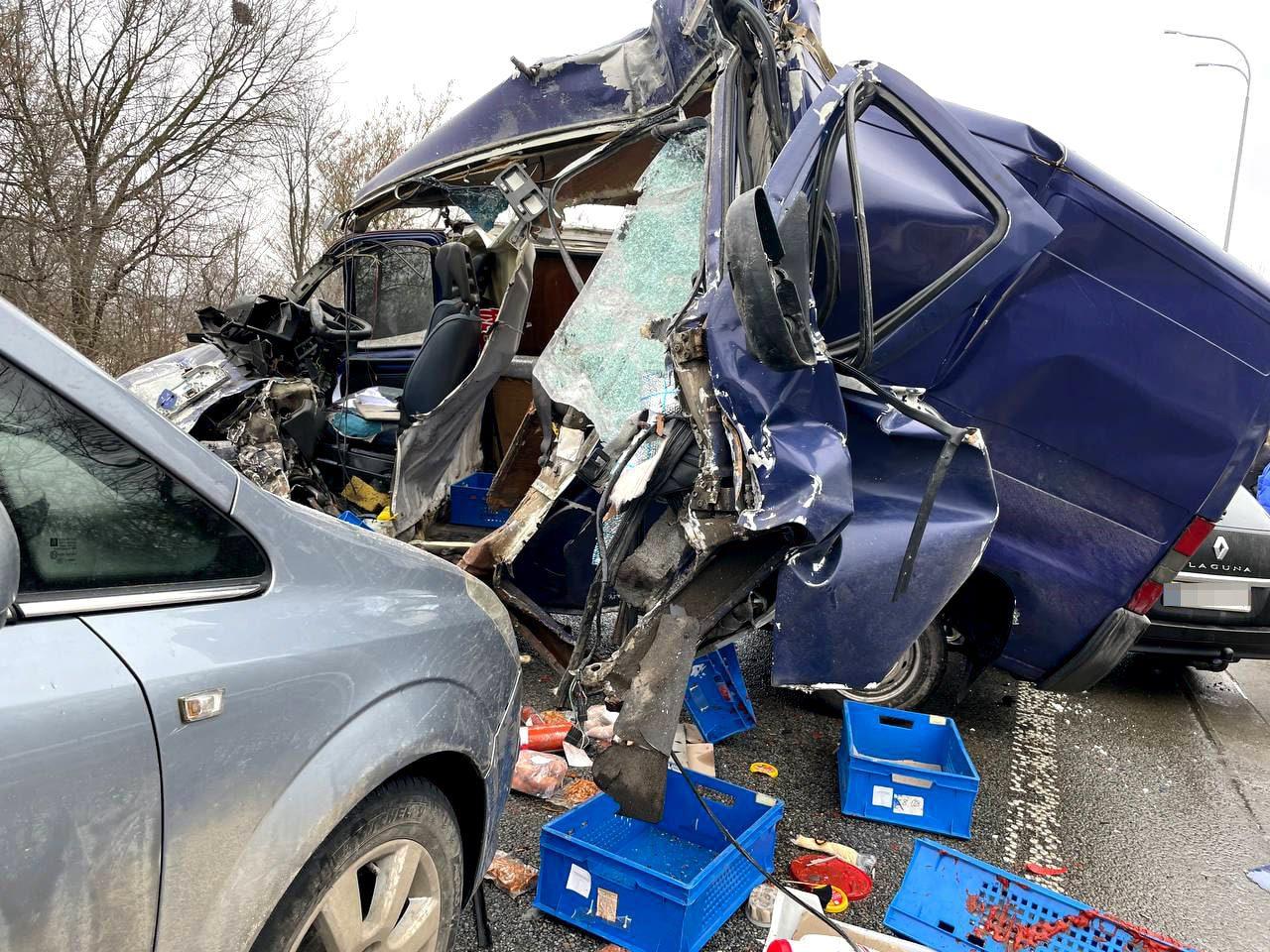 У Рівненському районі у ДТП за участю п’ятьох авто загинув водій буса
