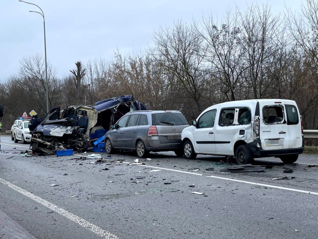 У Рівненському районі у ДТП за участю п’ятьох авто загинув водій буса2