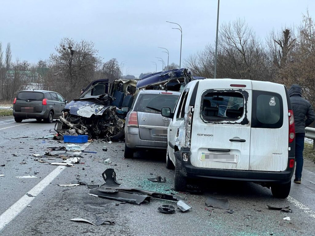 У Рівненському районі у ДТП за участю п’ятьох авто загинув водій буса3