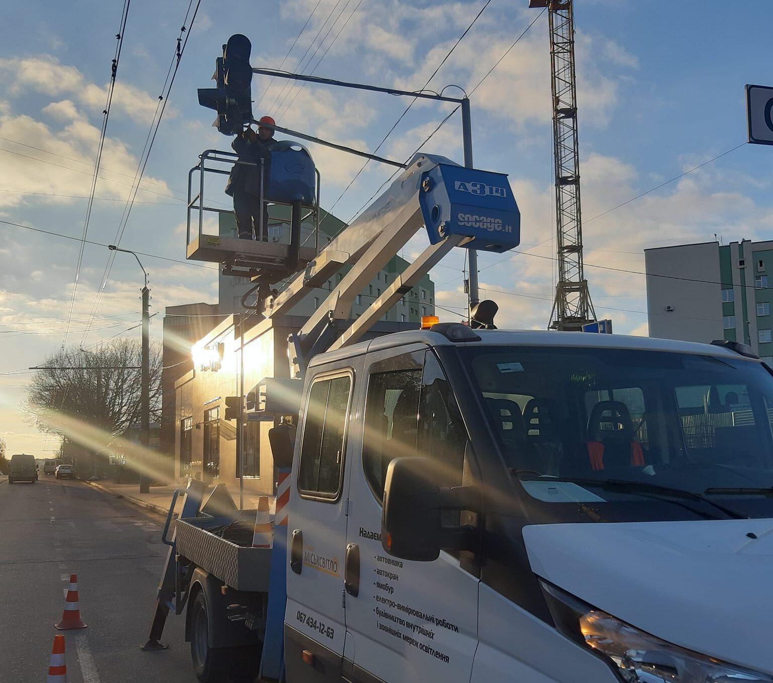 У Рівному бригади КП Міськсвітло ремонтують мережі та світлофори