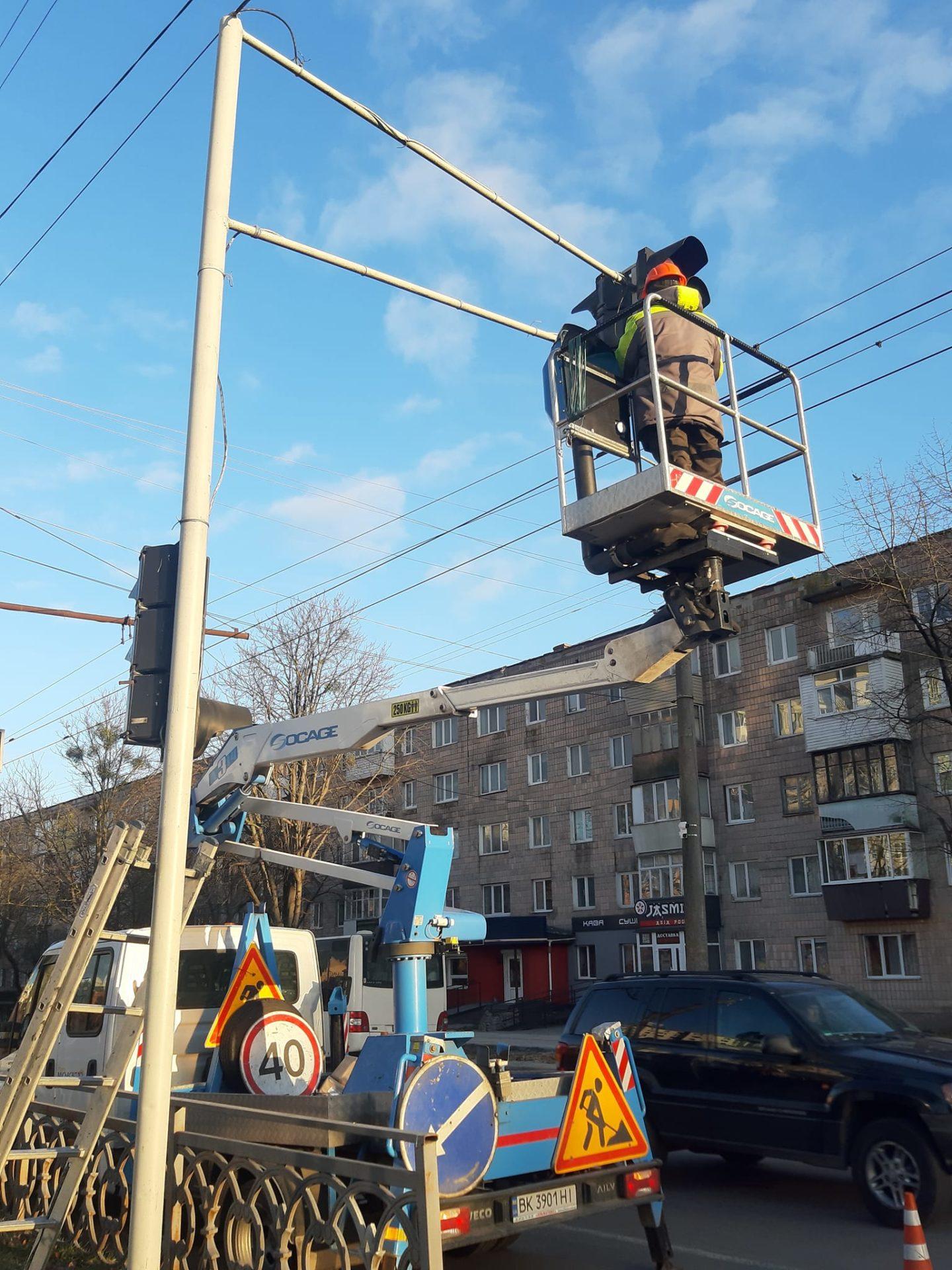 У Рівному бригади КП &#8220;Міськсвітло&#8221; ремонтують мережі та світлофори