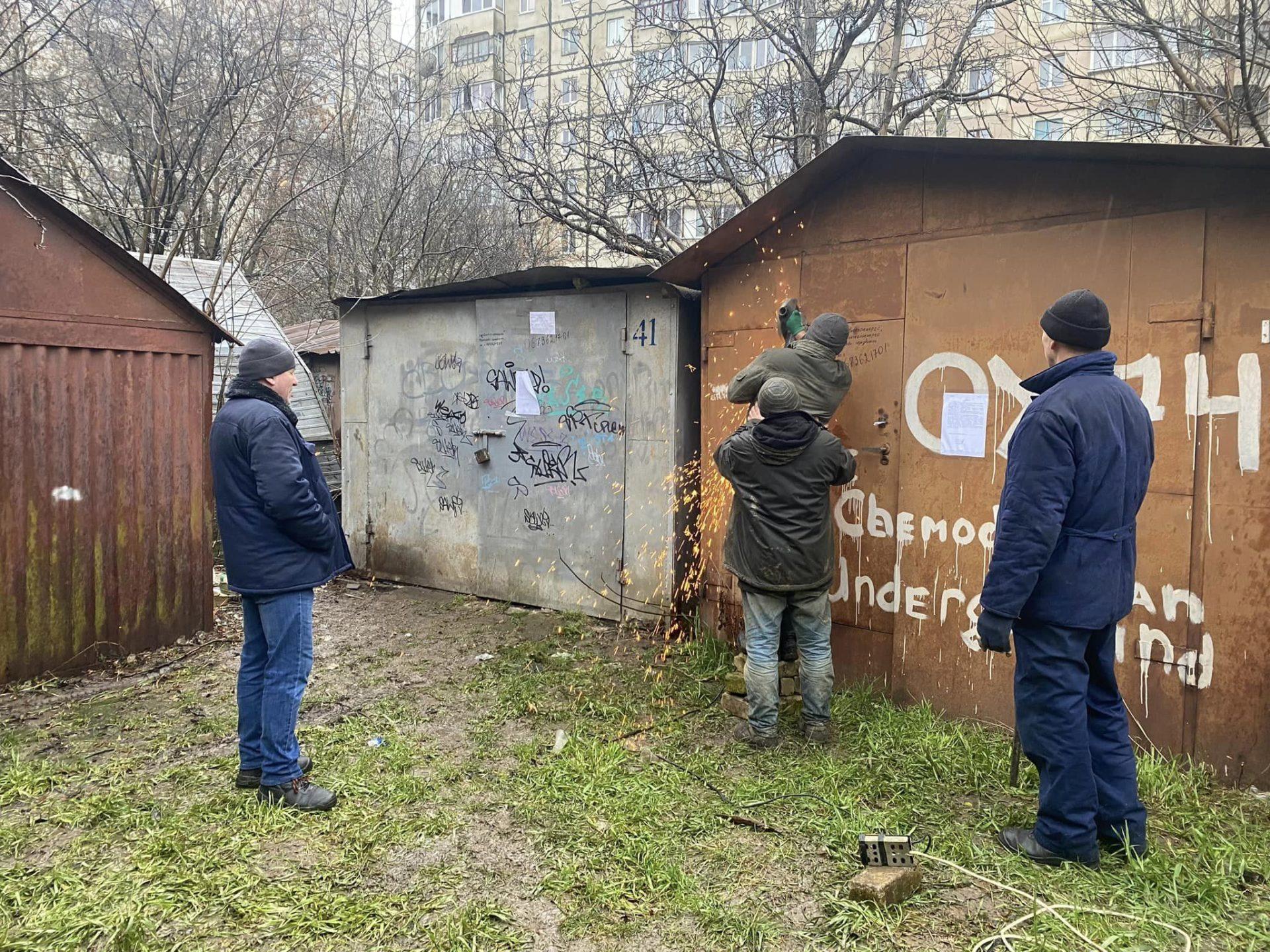 У Рівному терміново демонтували гаражі