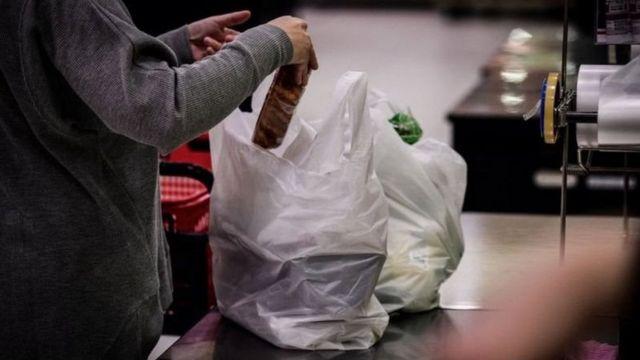 Українці за рік зменшили використання пластикових пакетів більш як на 40%