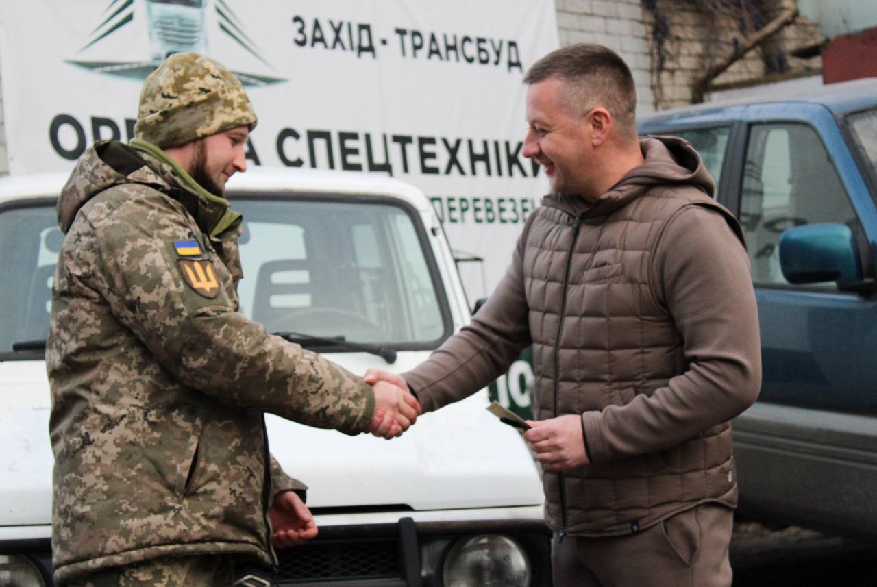 Віктор Шакирзян передав автомобілі для потреб ЗСУ