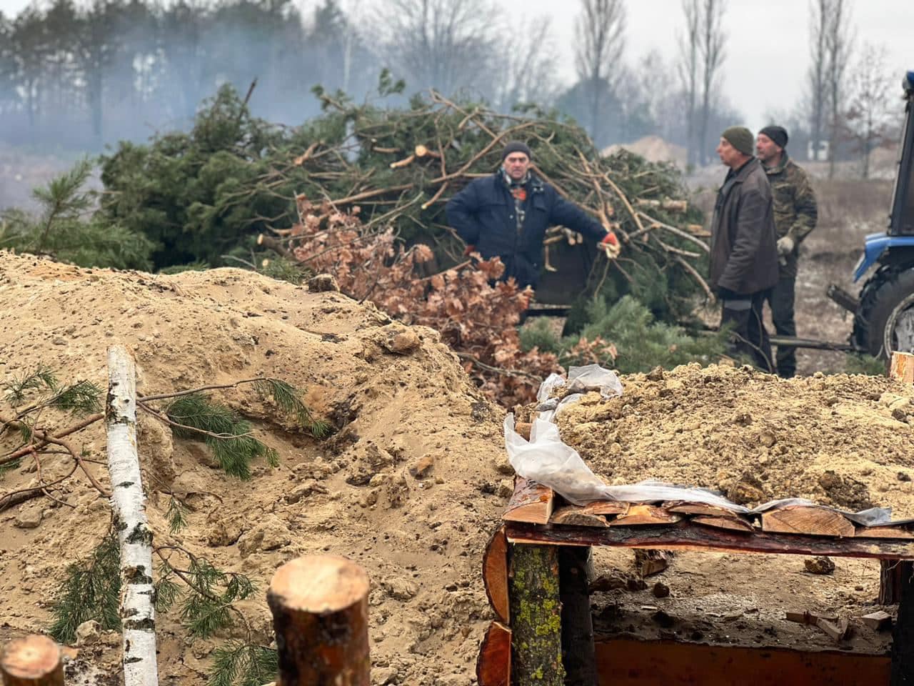 Жителі Полісся копають окопи разом з військовими
