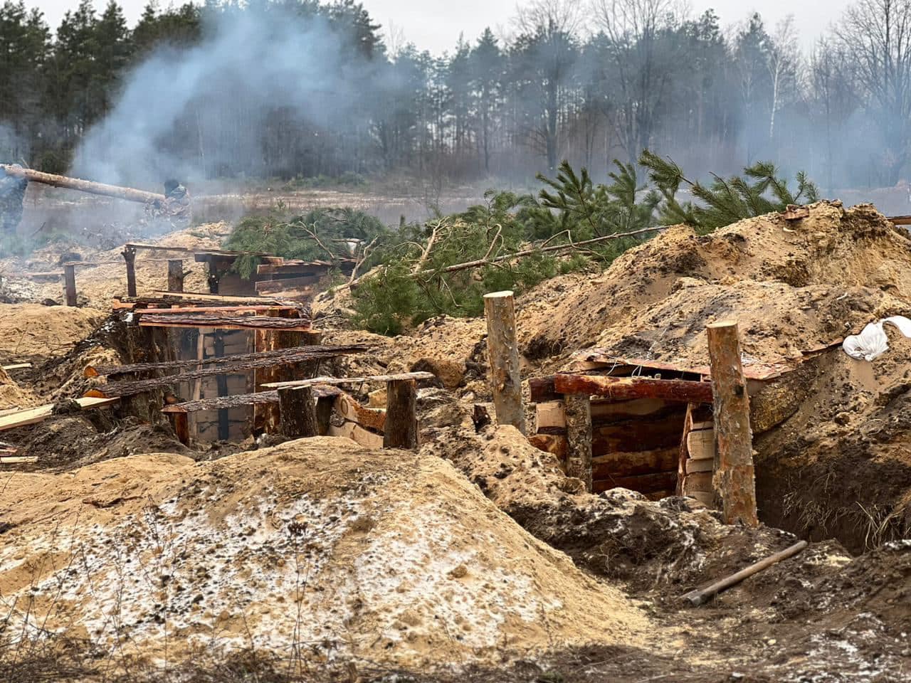 Жителі Полісся копають окопи разом з військовими