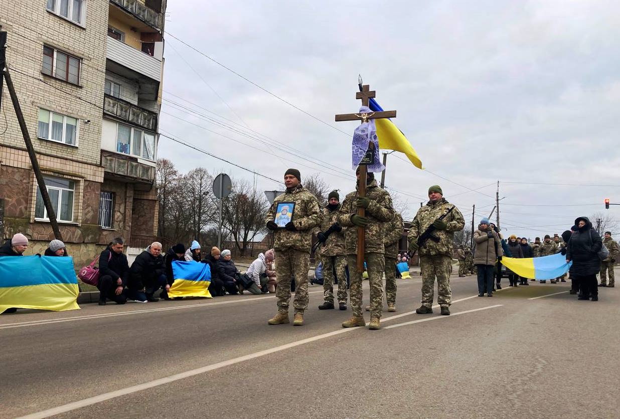 Здолбунівська громада у жалобі за загиблим воїном