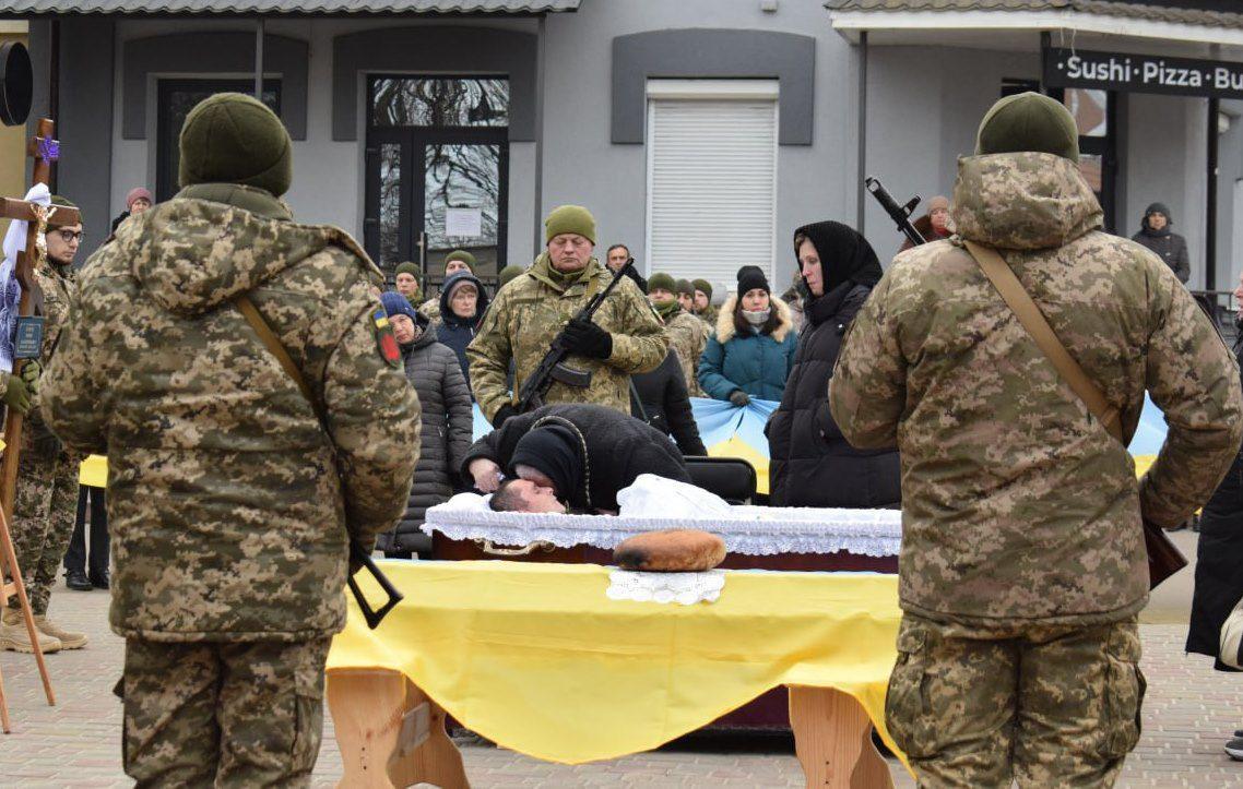 Здолбунівська громада у жалобі за загиблим воїном