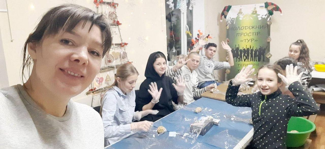 На Дубенщині діти виготовляють енергетичні батончики для військових