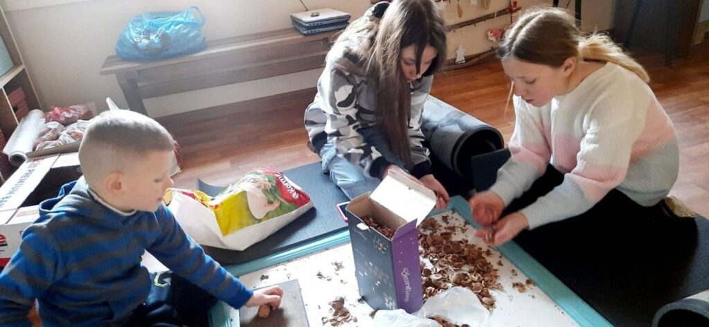 діти з Пласту виготовляють енергетичні батончики для військових1