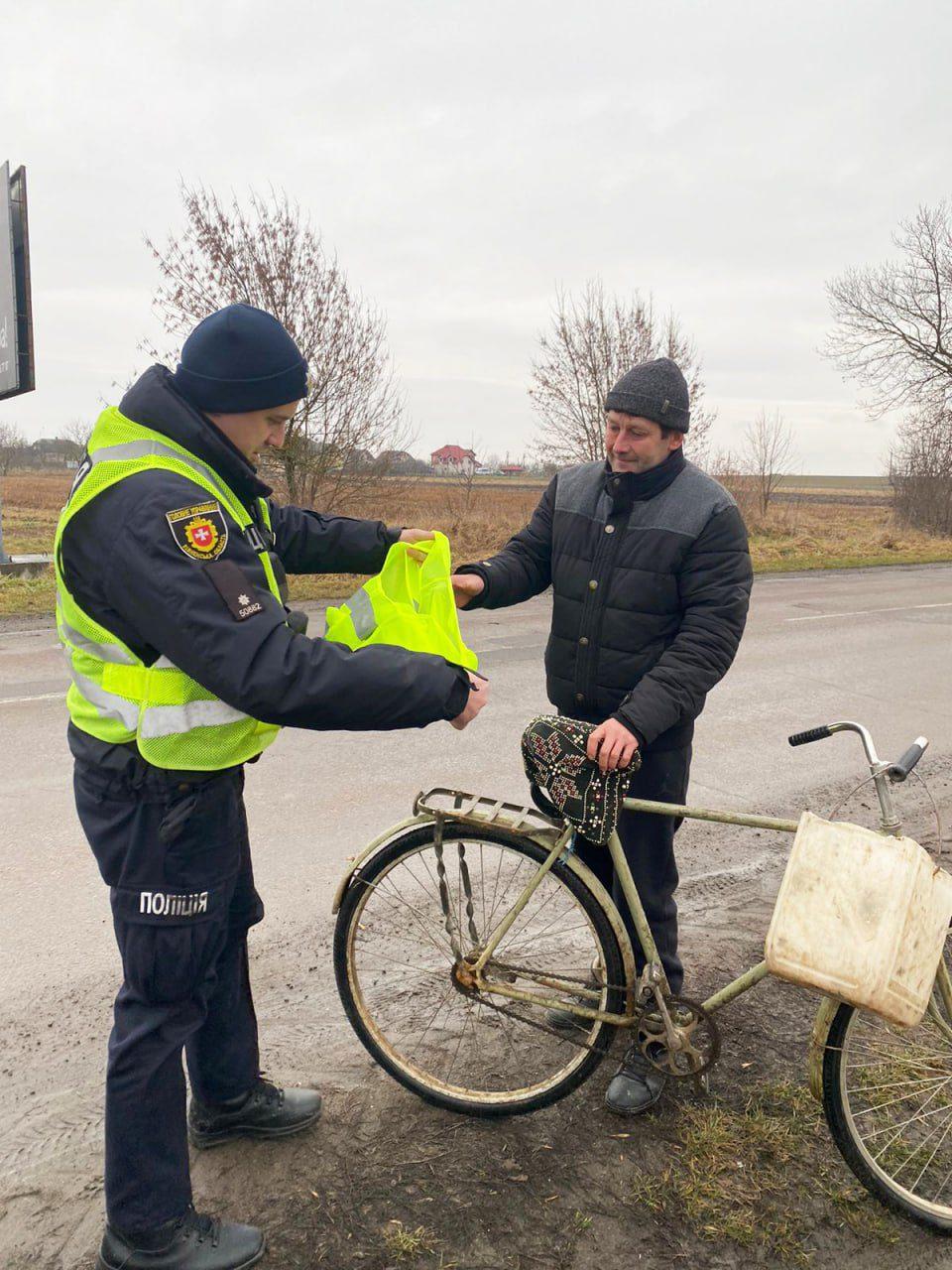 На Дубенщині поліцейські роздали майже 4 000 світловідбиваючих жилетів
