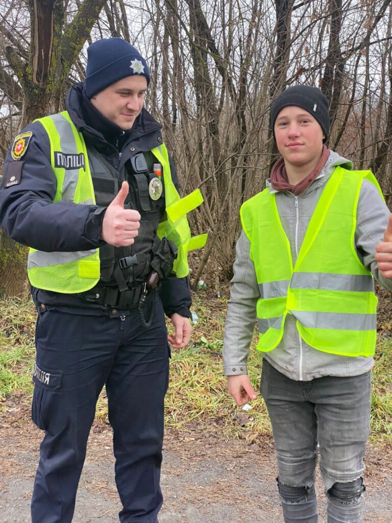 На Дубенщині поліцейські роздали майже 4 000 світловідбиваючих жилетів