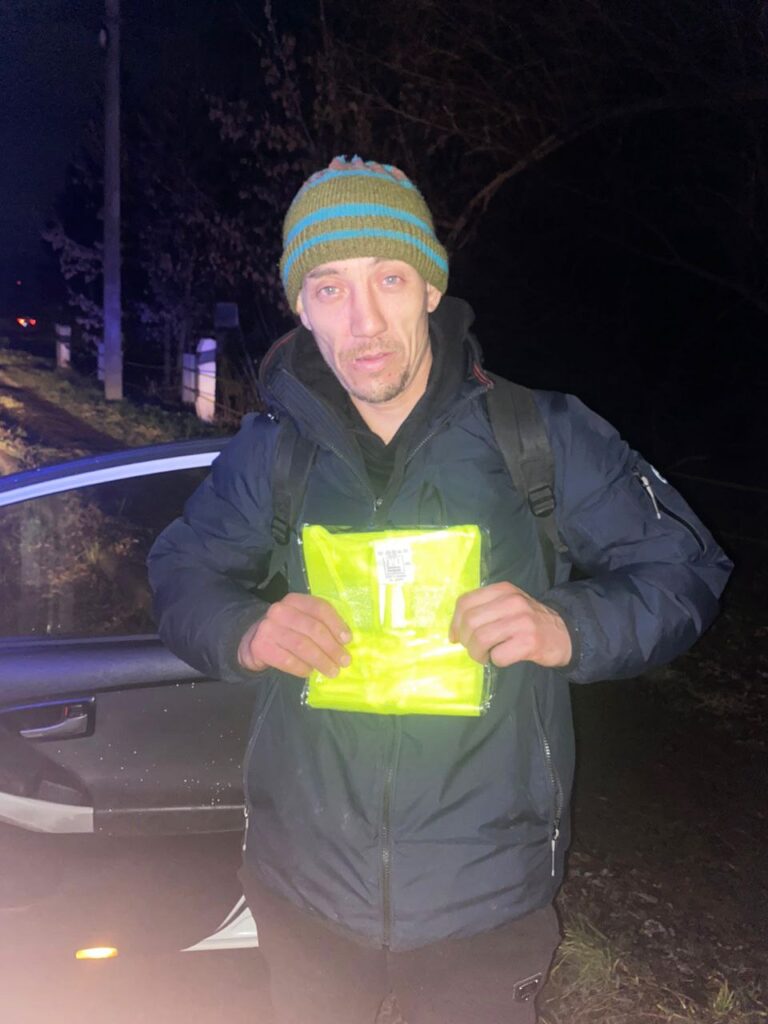 На Дубенщині поліцейські роздали майже 4 000 світловідбиваючих жилетів