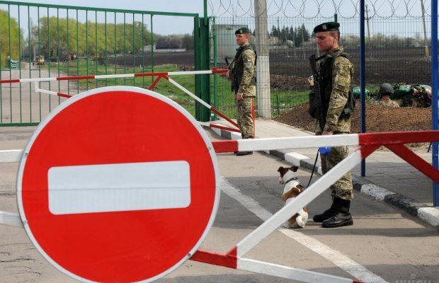 намагався вивезти з України трьох чоловіків призовного віку