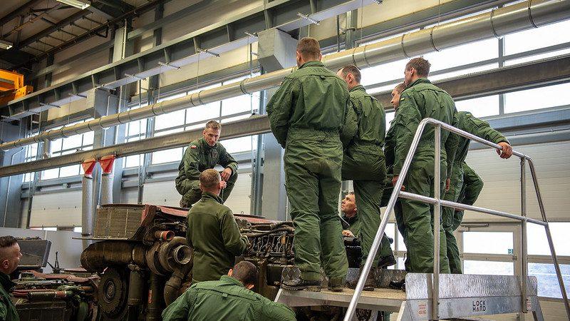 У Генштабі показали, як українці в Польщі вчаться управляти танками Leopard 2 (фото)