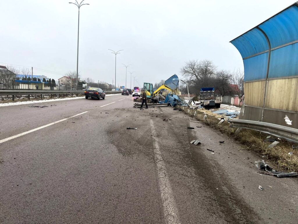 На Рівненщині на трасі «Київ-Чоп» сталися відразу дві ДТП з постраждалими1