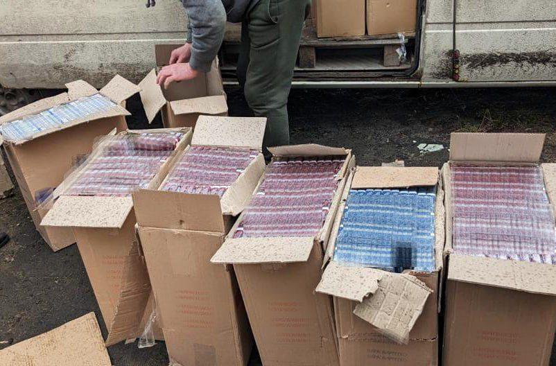 Понад три з половиною тисячі пачок безакцизних цигарок вилучили поліцейські на блокпосту
