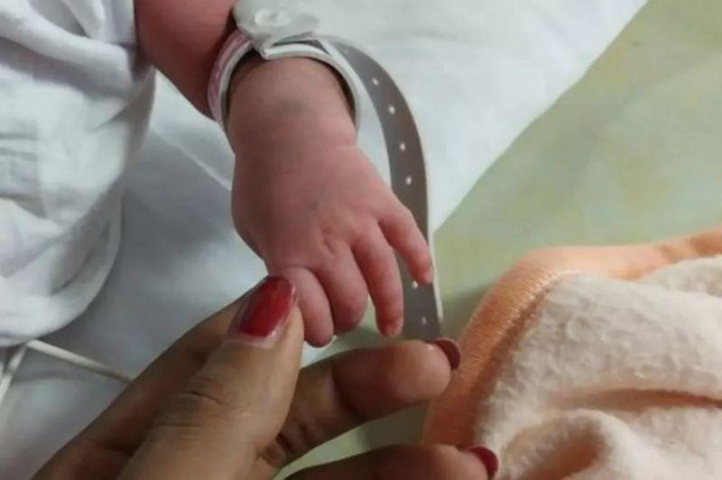 Трансгендерна пара народила дитину
