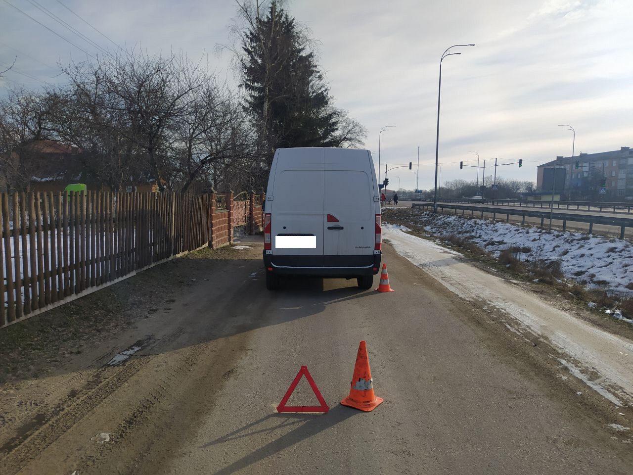 У Рівненському районі під колеса мікроавтобуса потрапив пішохід