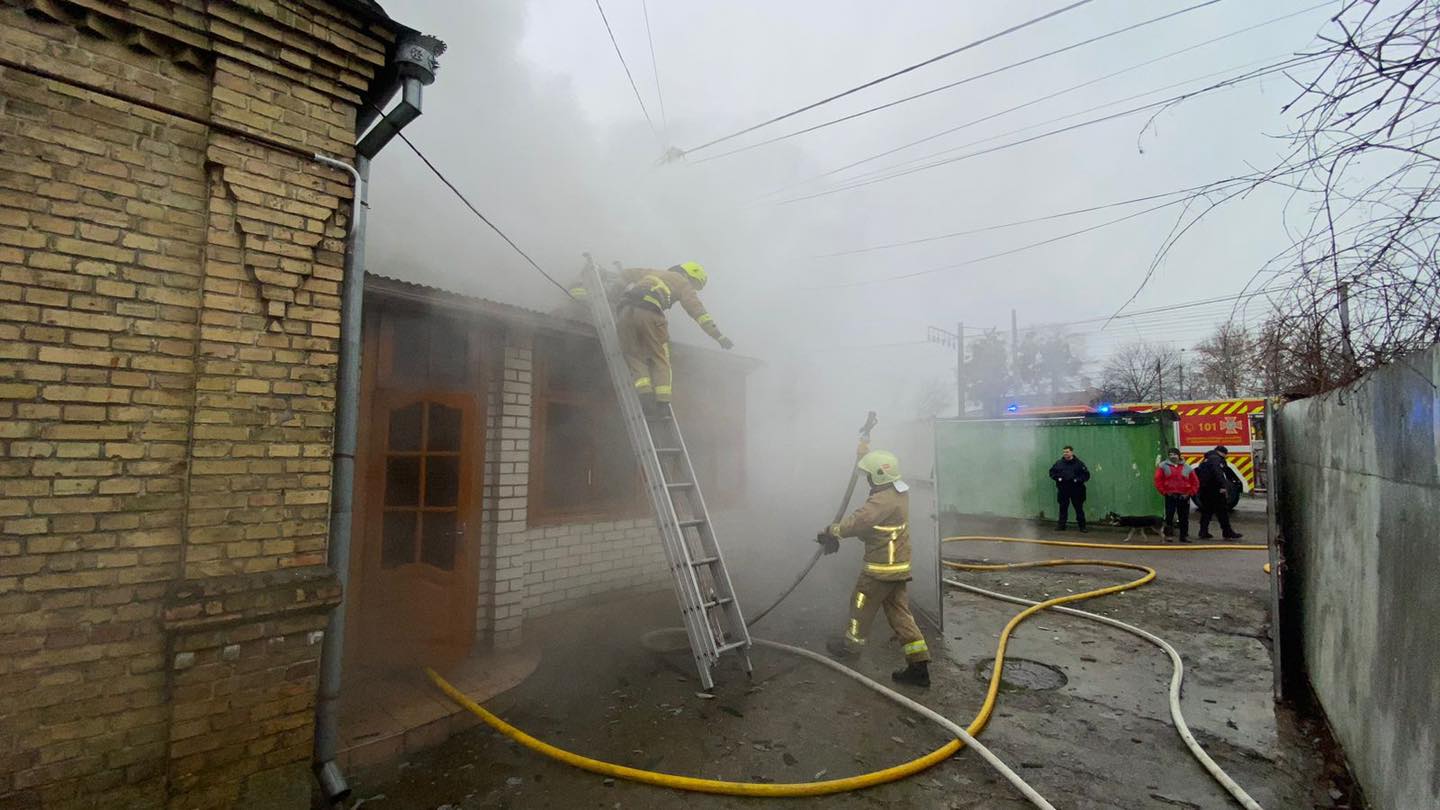 У Рівному біля ринку Дикого горить будинок
