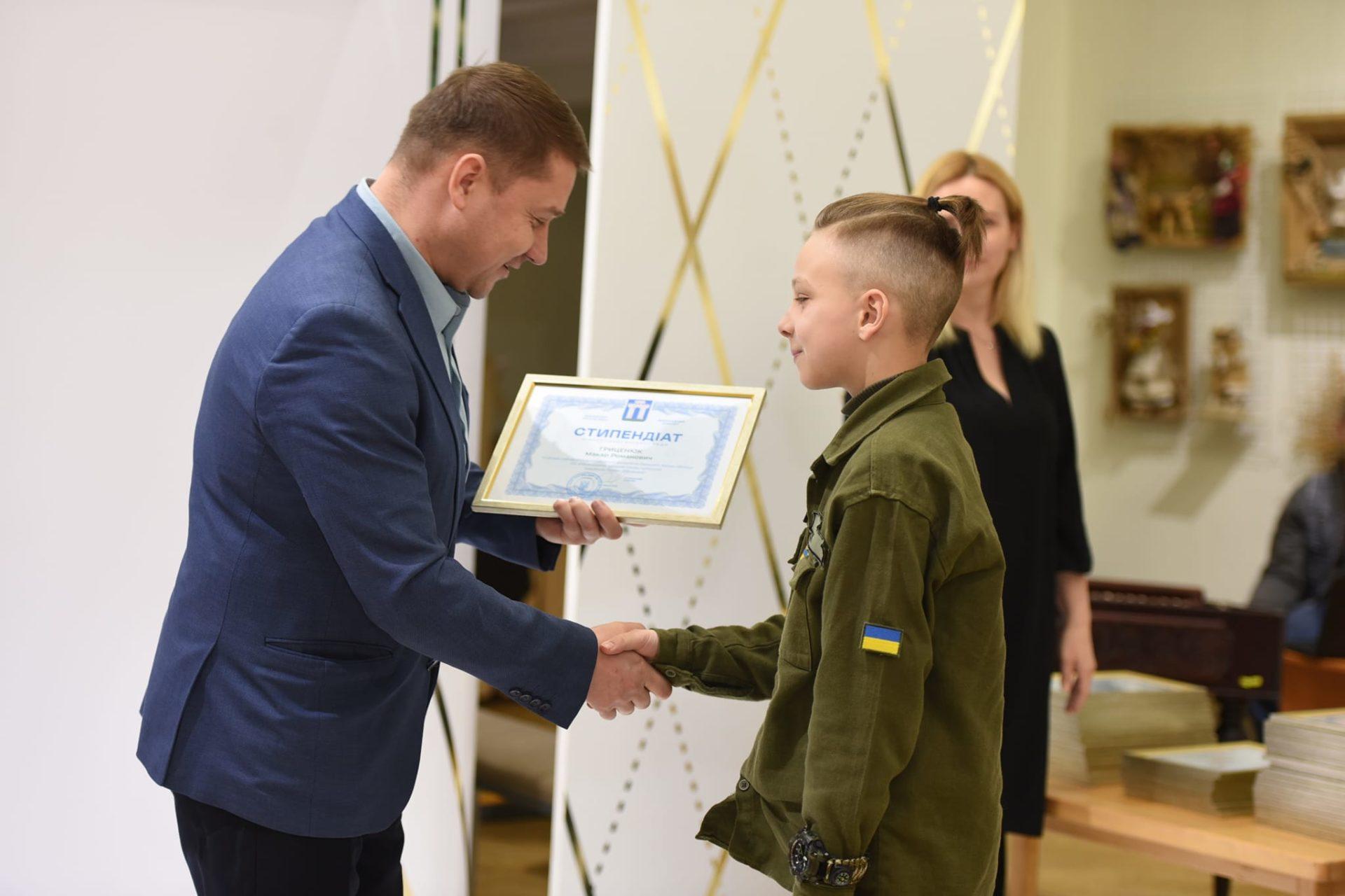 Талановитим рівнянам вручили стипендії